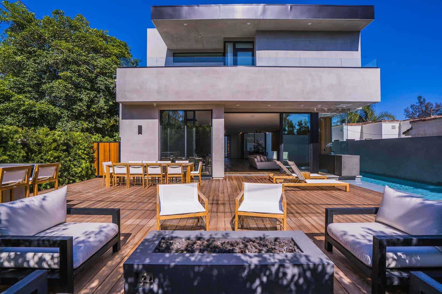 contemporary-home-outdoor-deck
