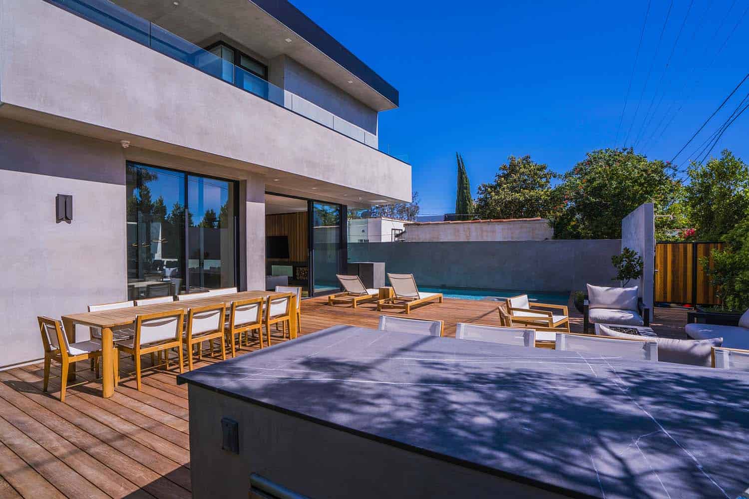 contemporary-home-outdoor-deck