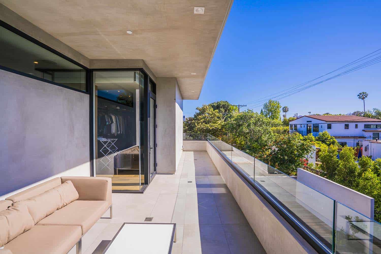 contemporary-home-outdoor-balcony