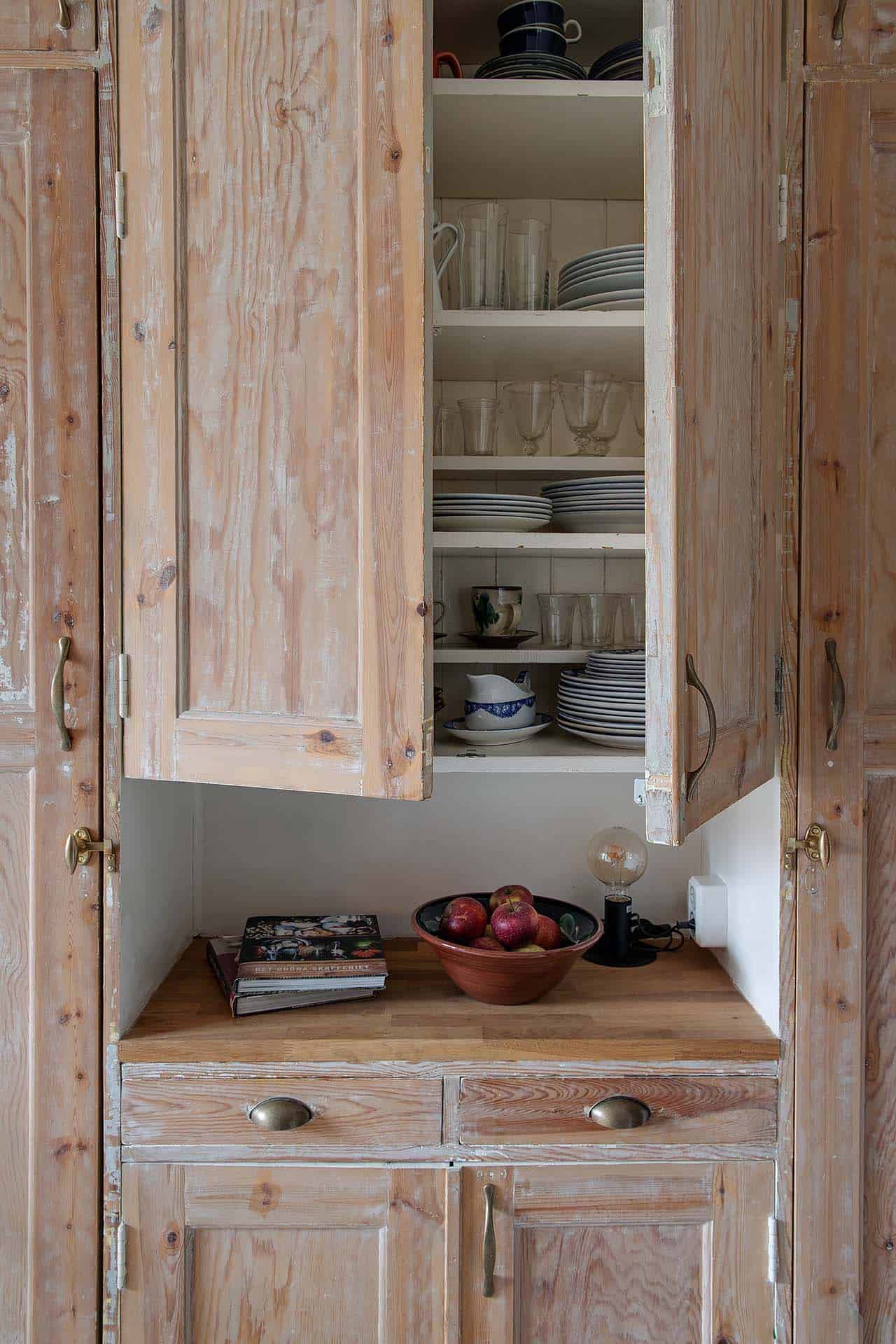 small-apartment-interior-scandinavian-kitchen