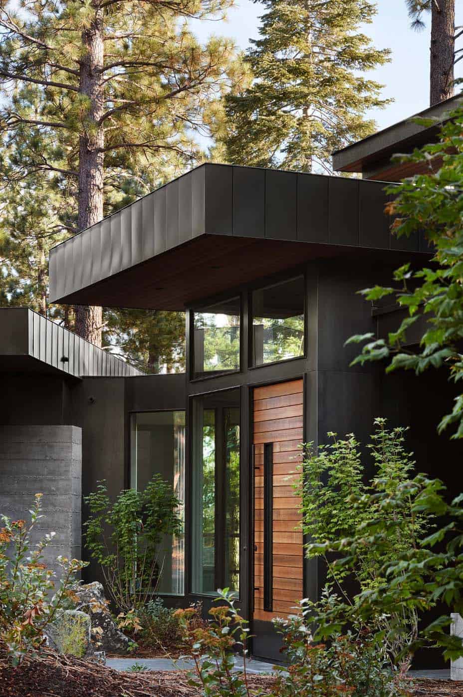prefabricated-mountain-modern-home-entry