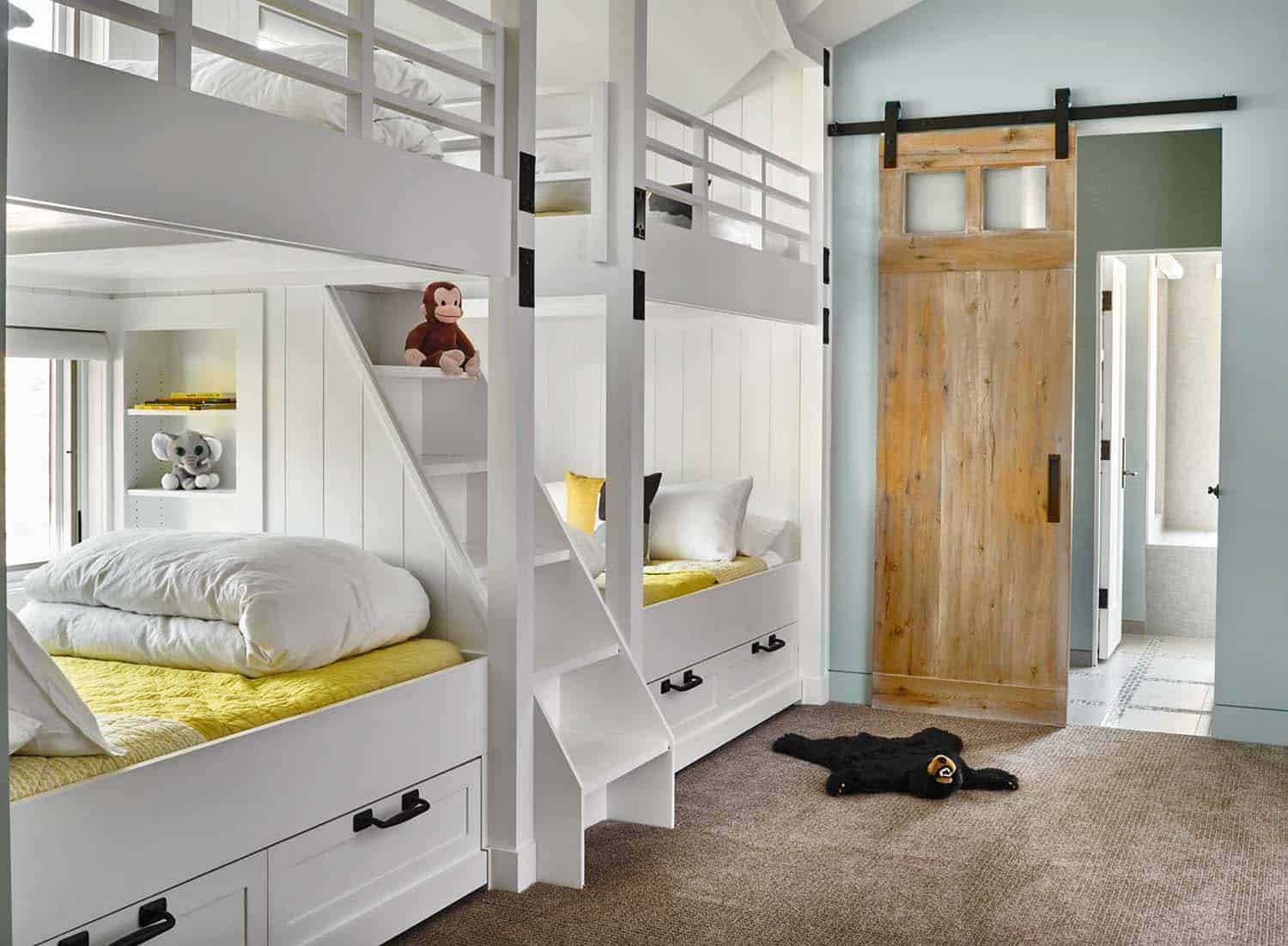 lake-home-rustic-kids-bunk-bedroom