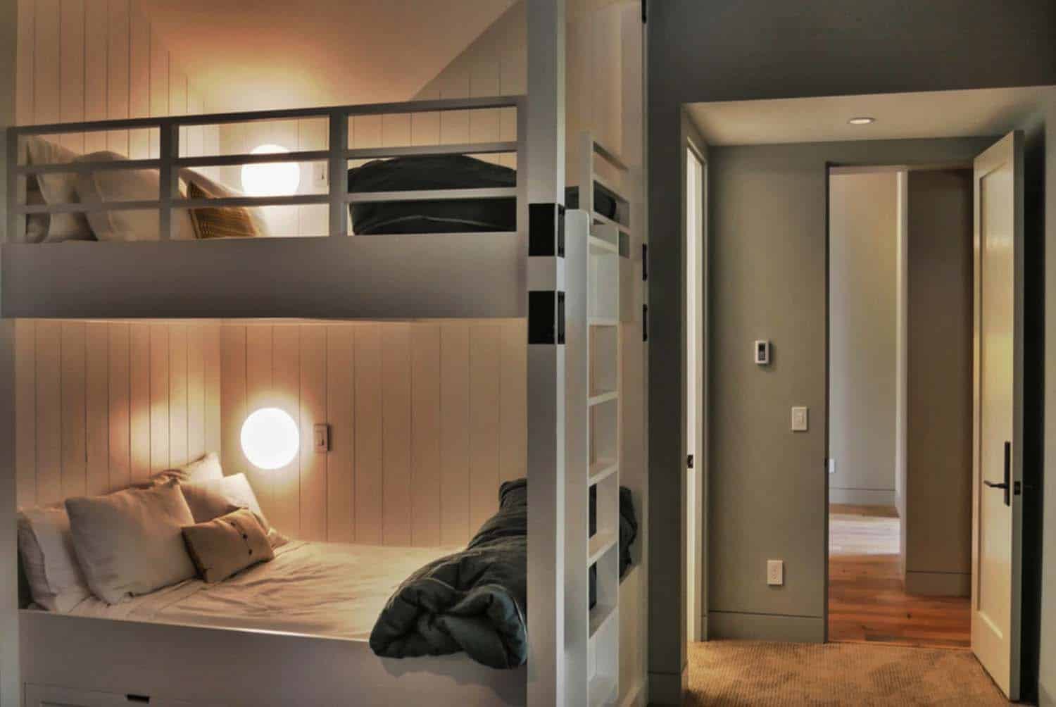 lake-home-rustic-bunk-bedroom