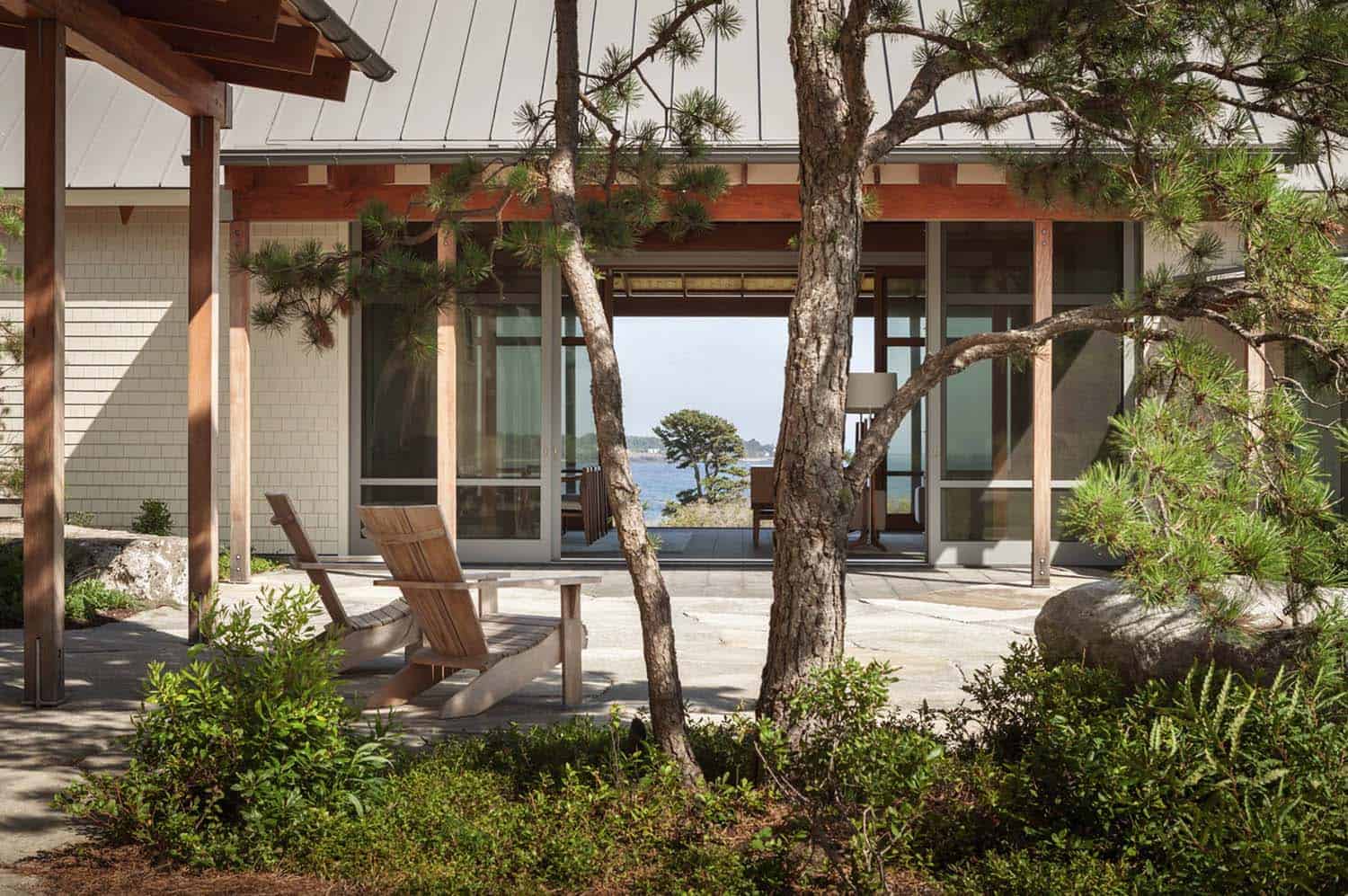 modernized-farmhouse-coastal-retreat-courtyard