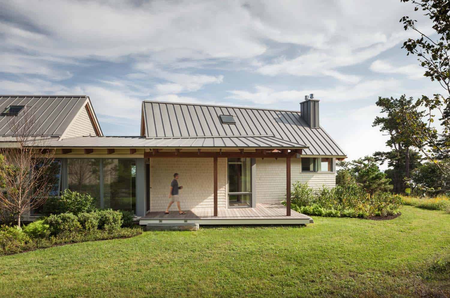 modernized-farmhouse-coastal-retreat-exterior