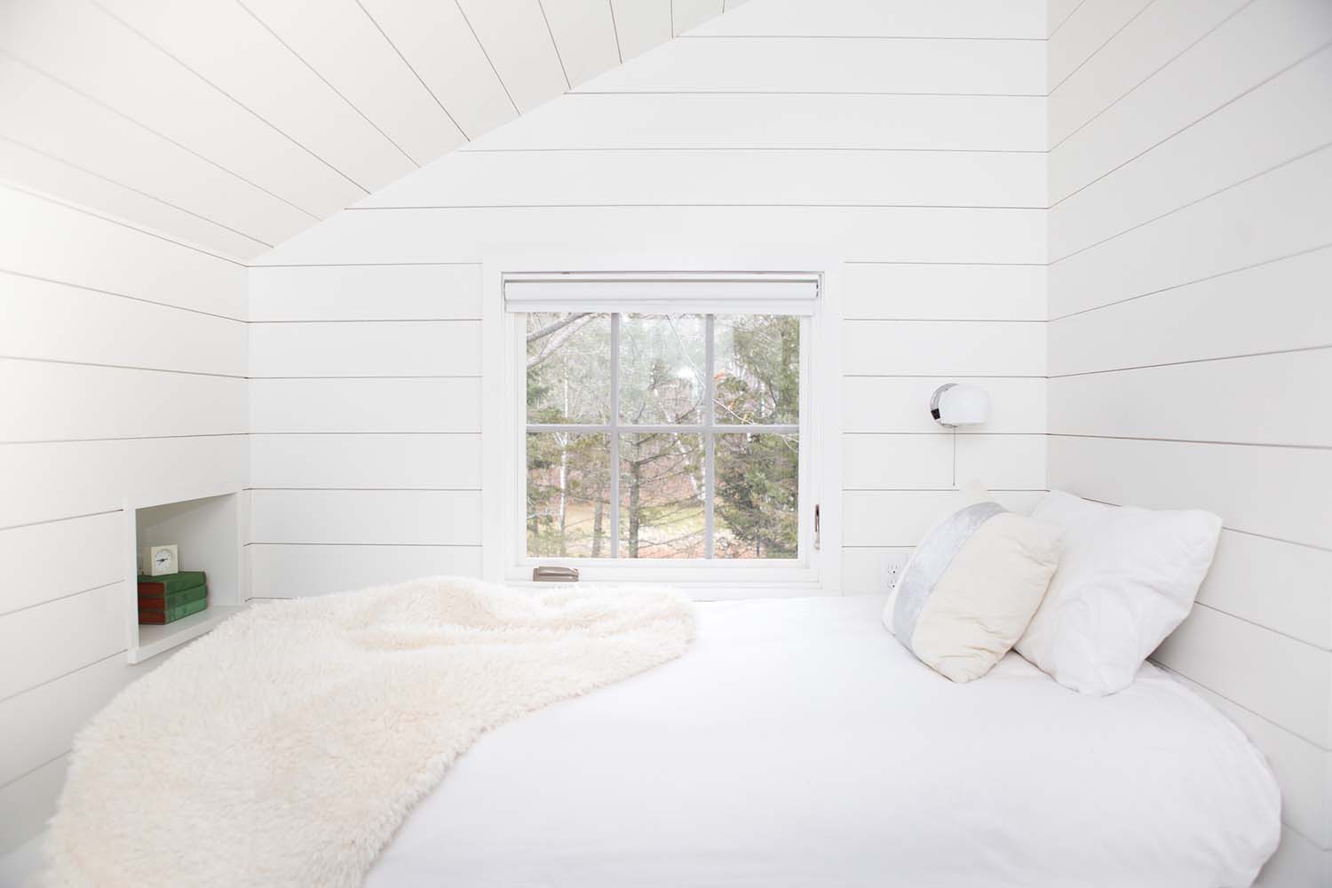 wisconsin-lake-retreat-transitional-bedroom