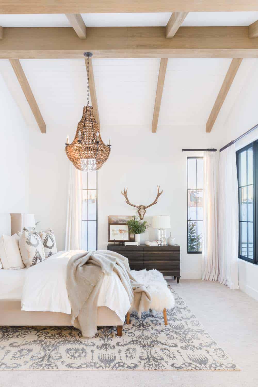 mountain-ranch-house-bedroom