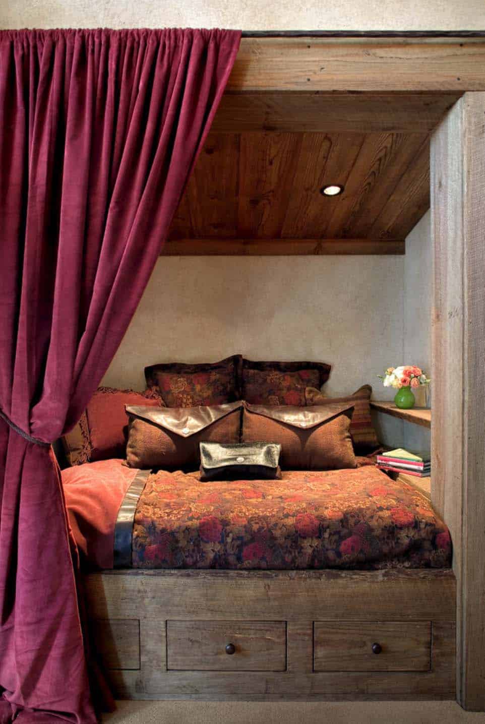 rustic-mountain-retreat-bedroom