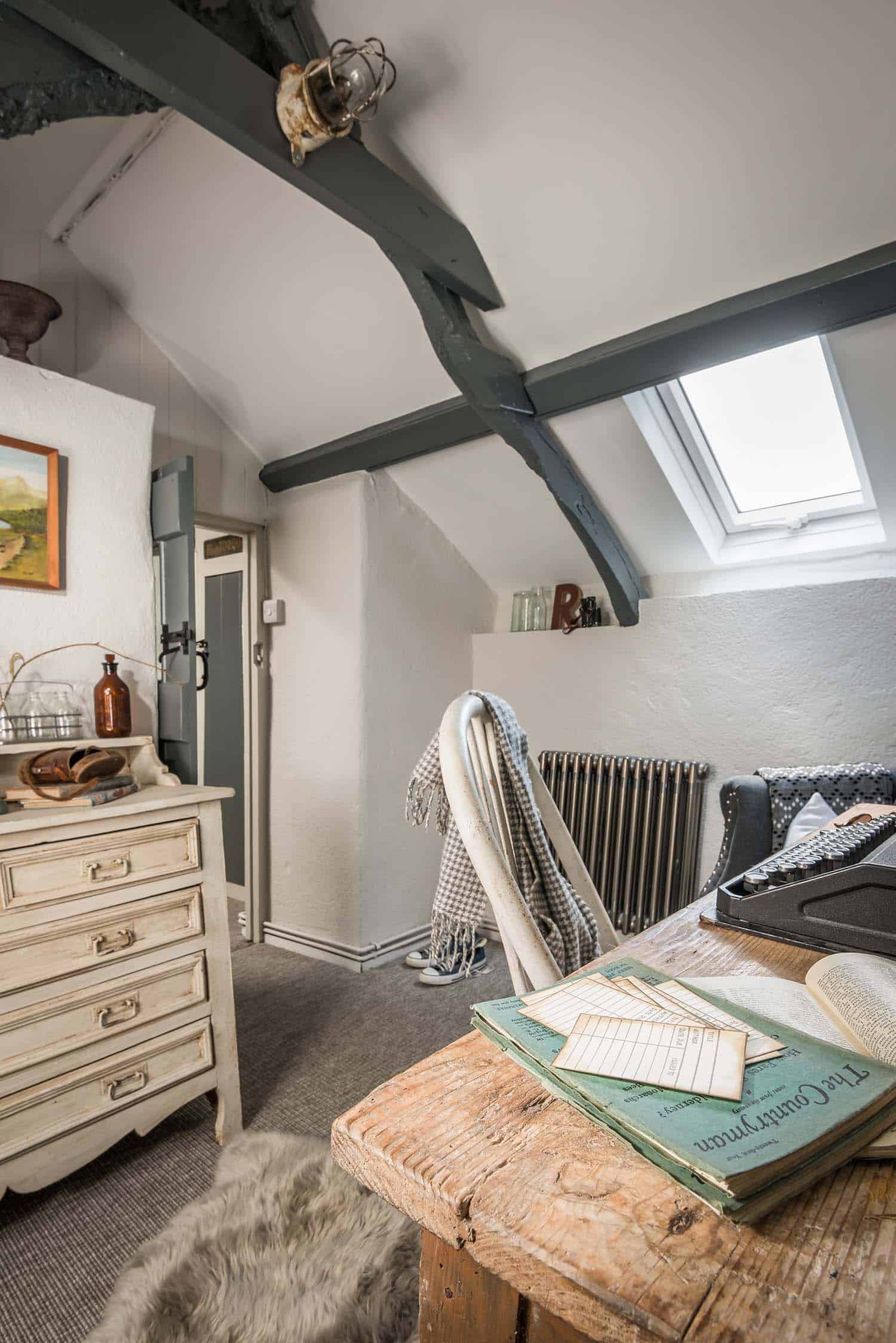 cozy-cottage-bedroom