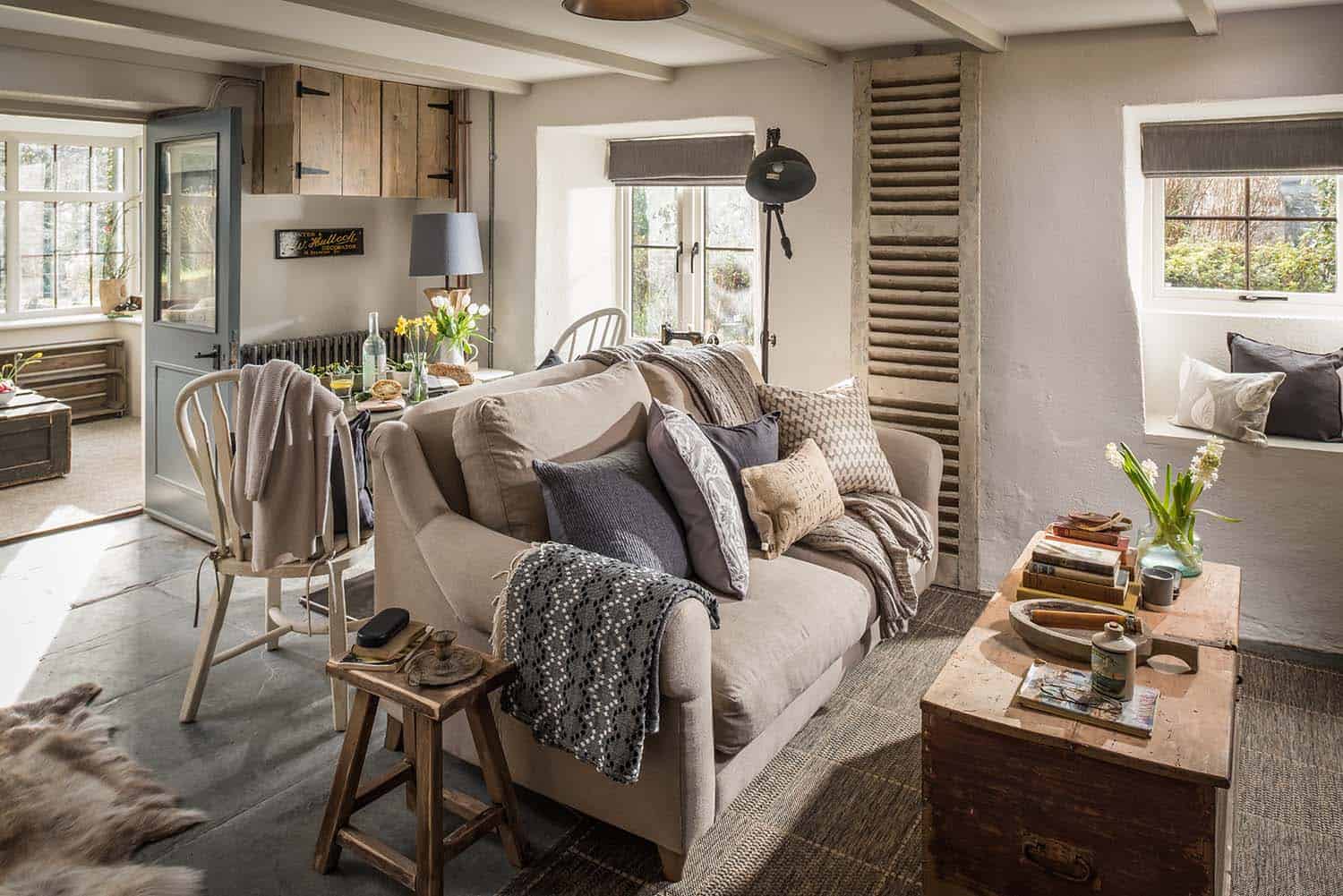 cozy-cottage-living-room