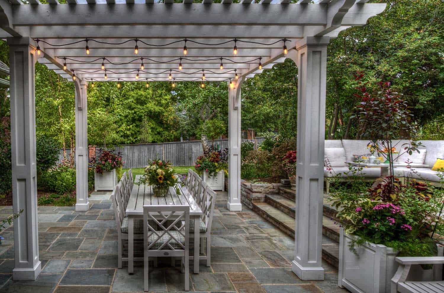 backyard-patio-dining-pergola