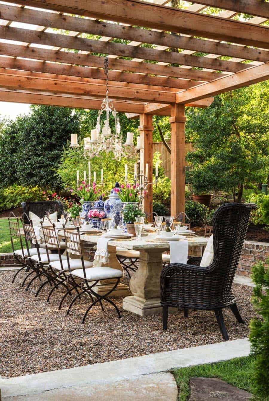 backyard-patio-dining-pergola