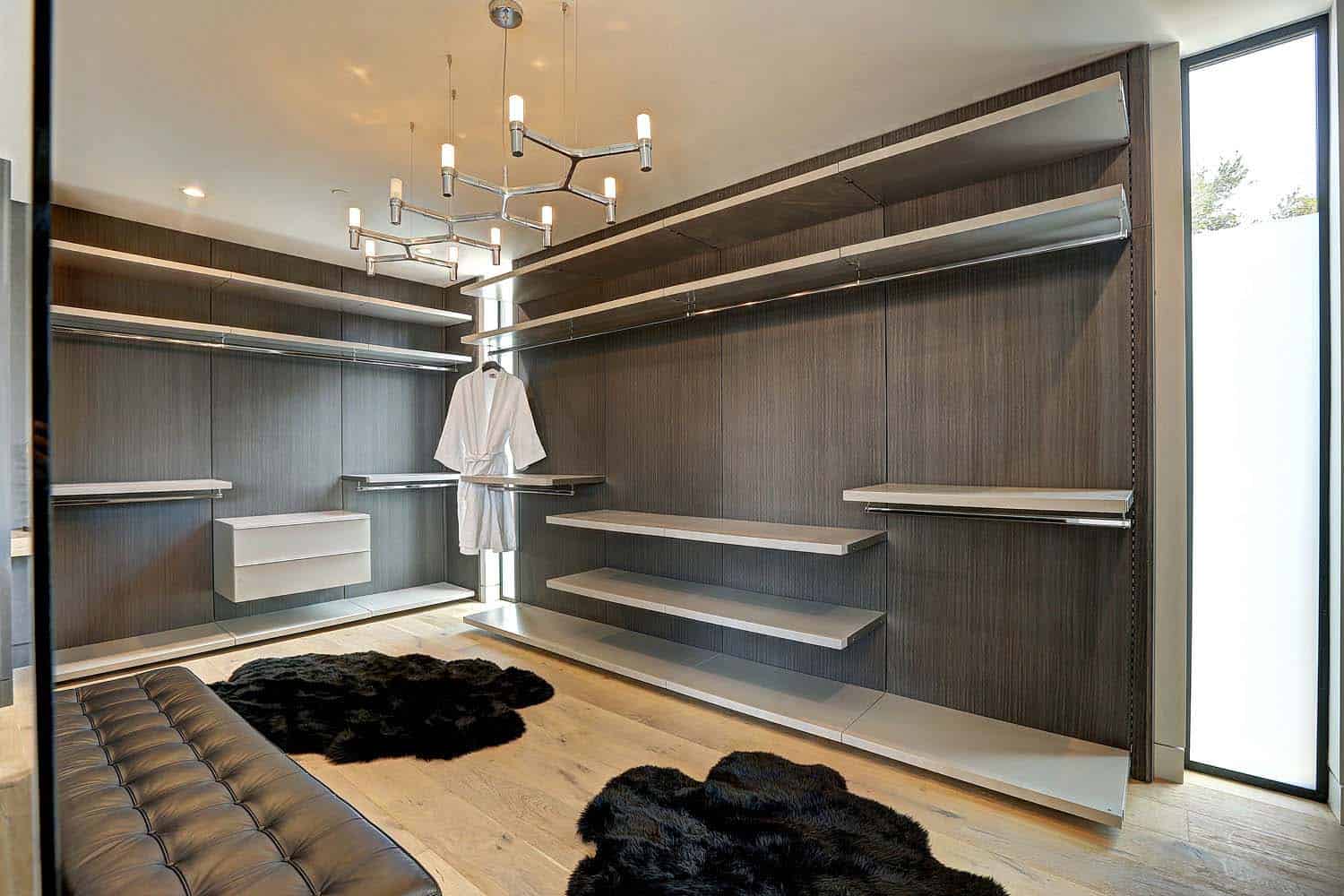 contemporary-master-bedroom-closet