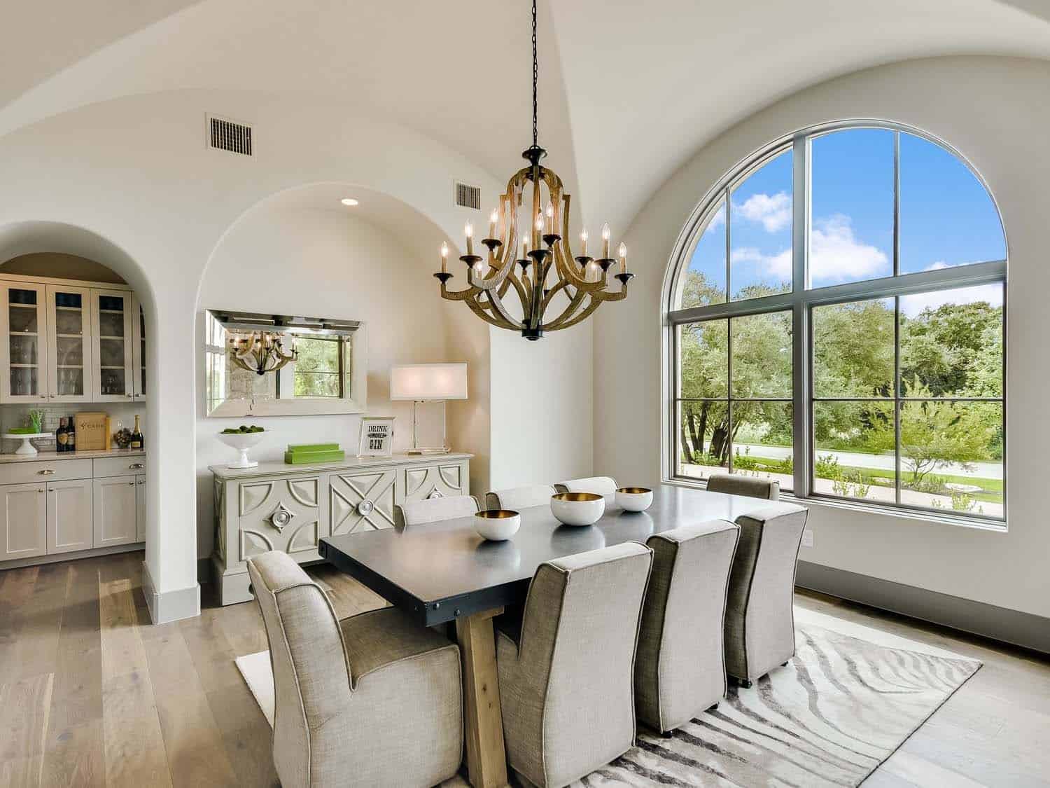 mixed-transitional-mediterranean-style-dwelling-dining-room