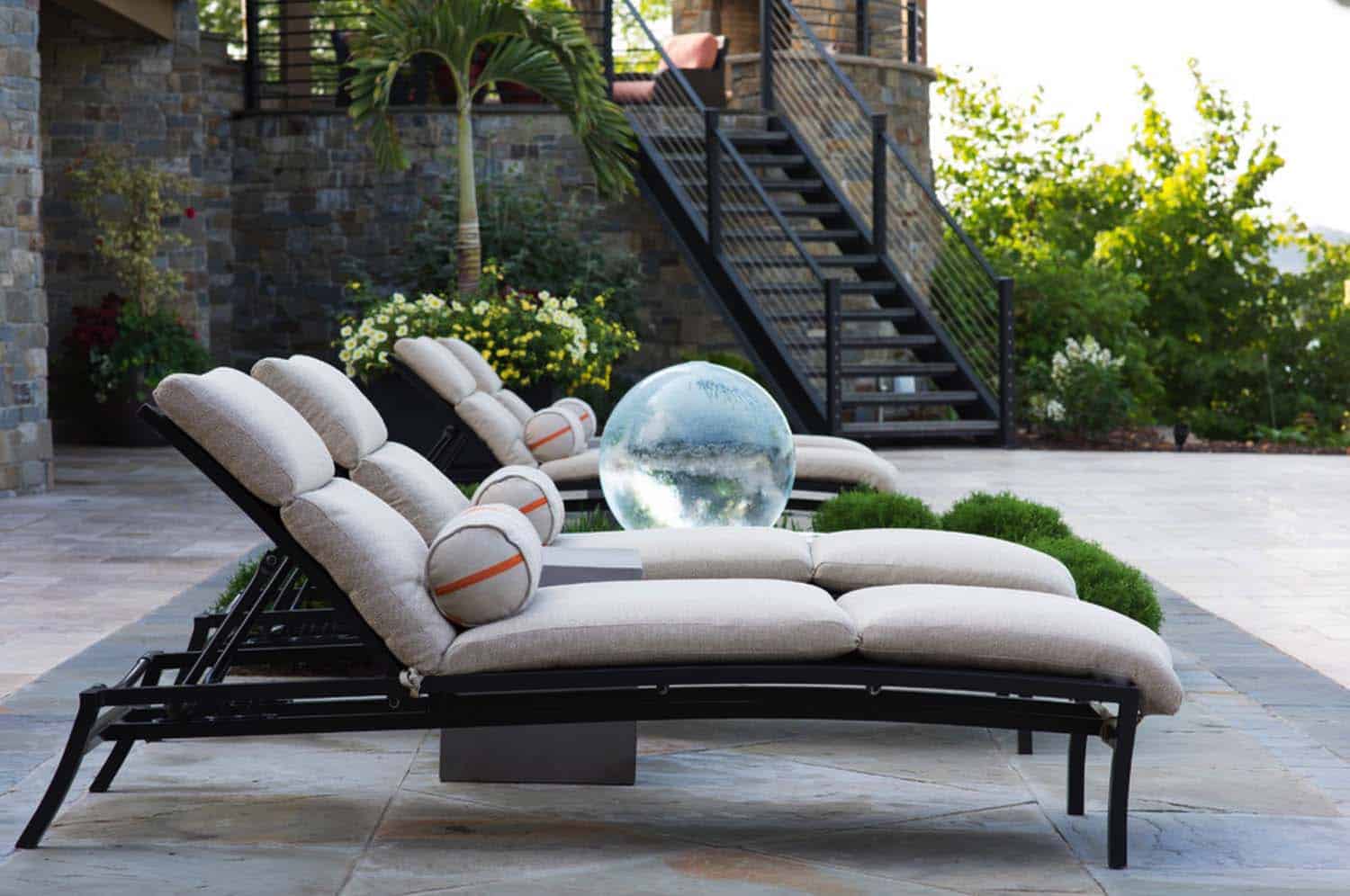 modern-pool-lounge-chairs