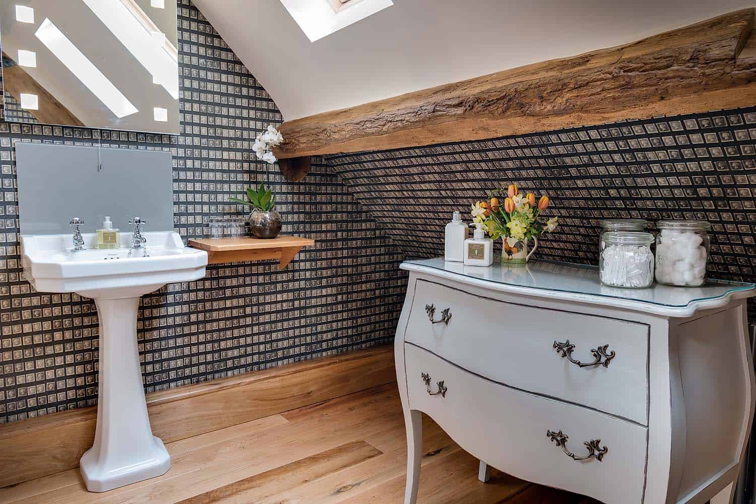 cozy-retreat-herefordshire-bathroom