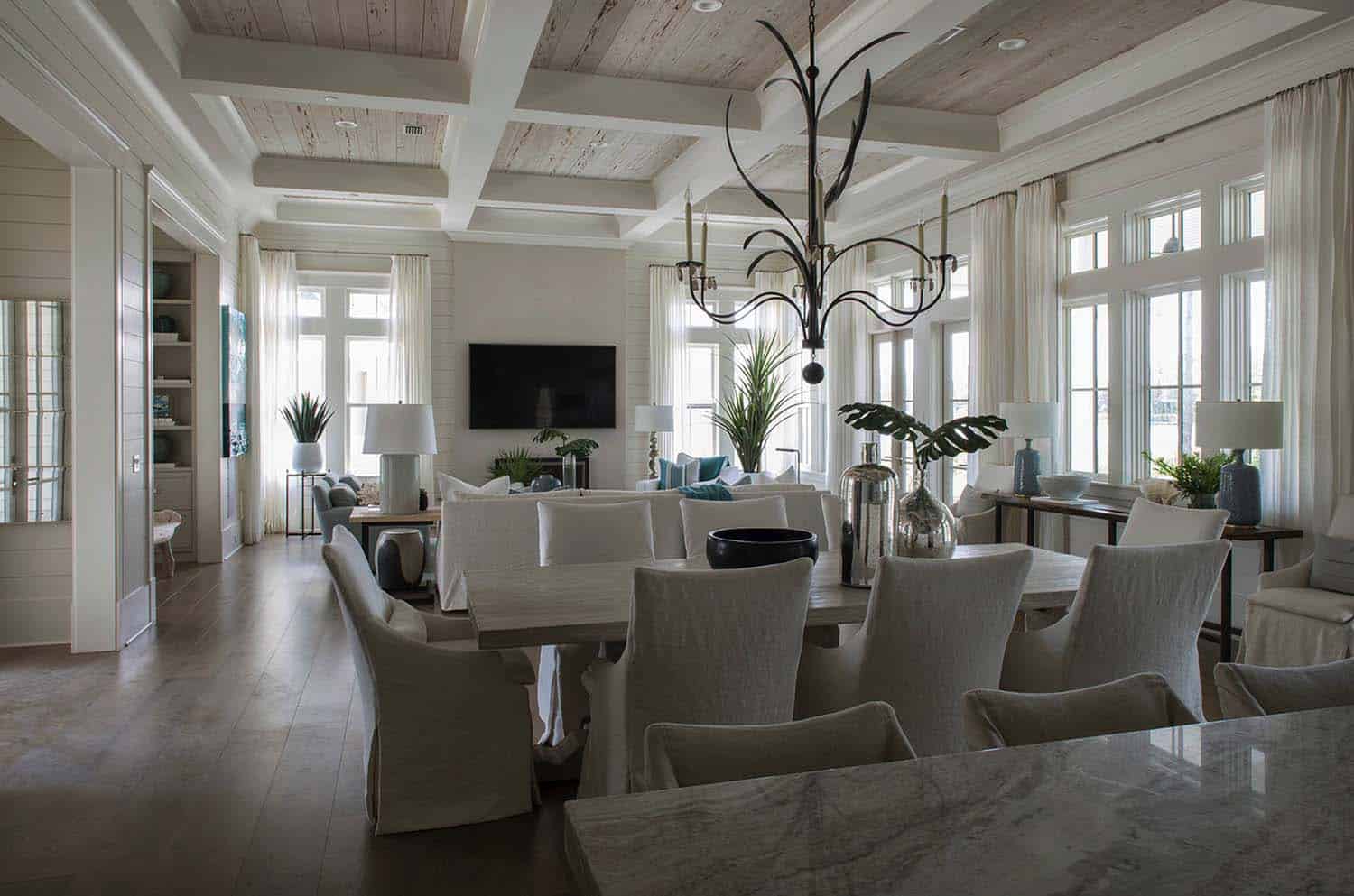beach-style-dining-room