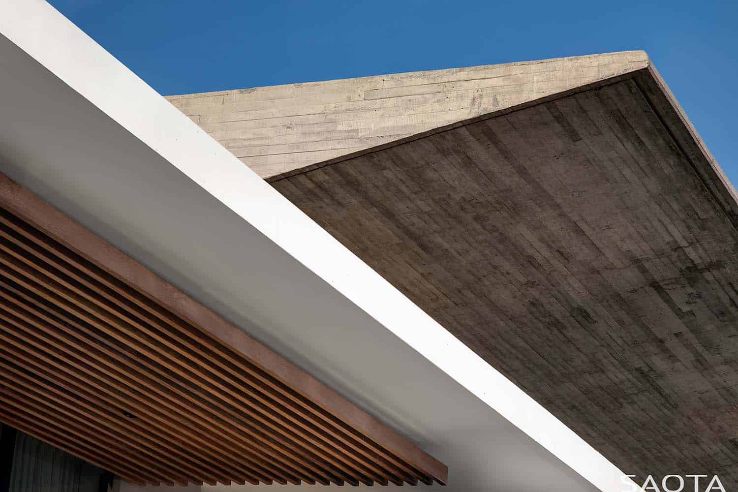 contemporary-house-exterior-roof-detail