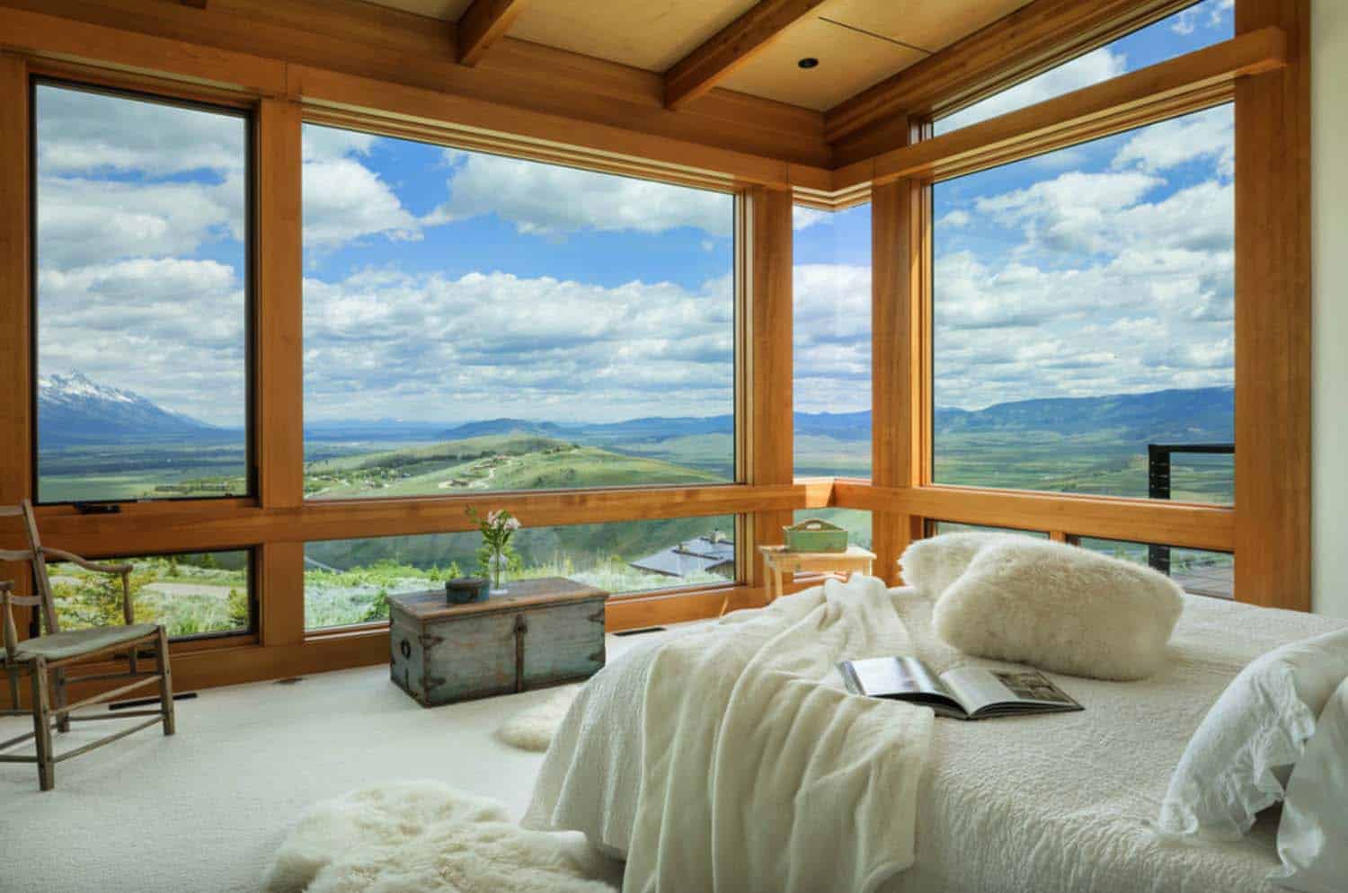 southwestern-bedroom-with-mountain-view
