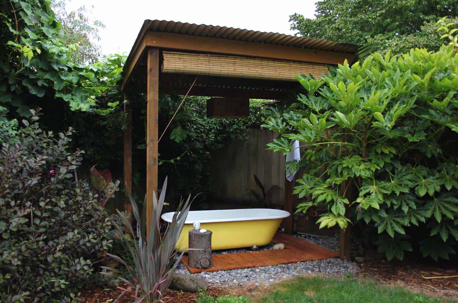 outdoor-bathtub