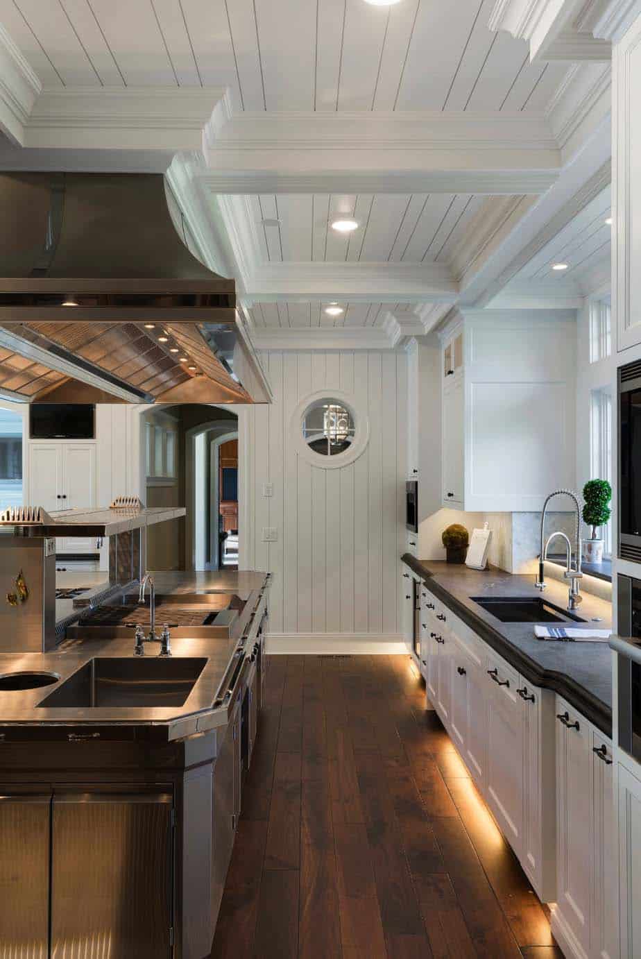 nautical-cottage-beach-style-kitchen