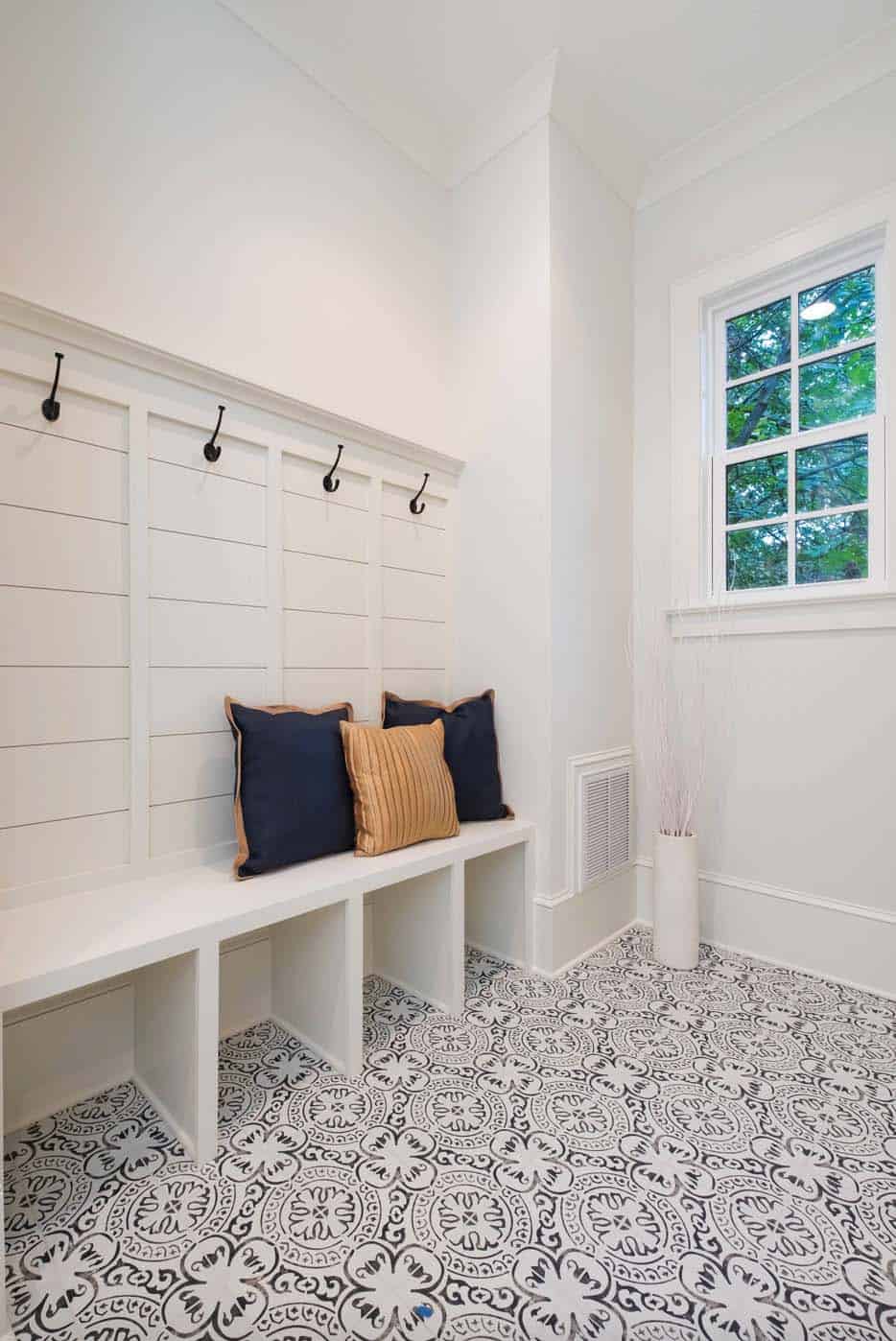 traditional-style-mudroom