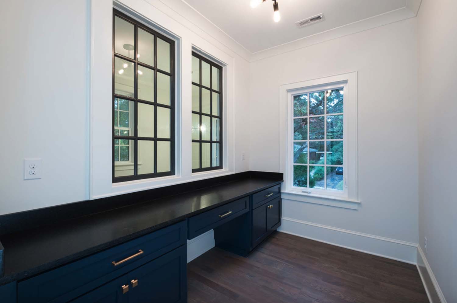 traditional-style-home-office-built-in-cabinets