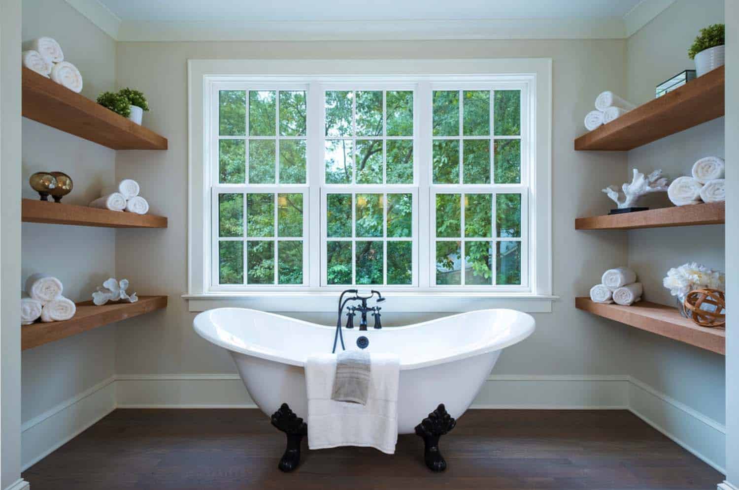 traditional-style-bathroom-tub