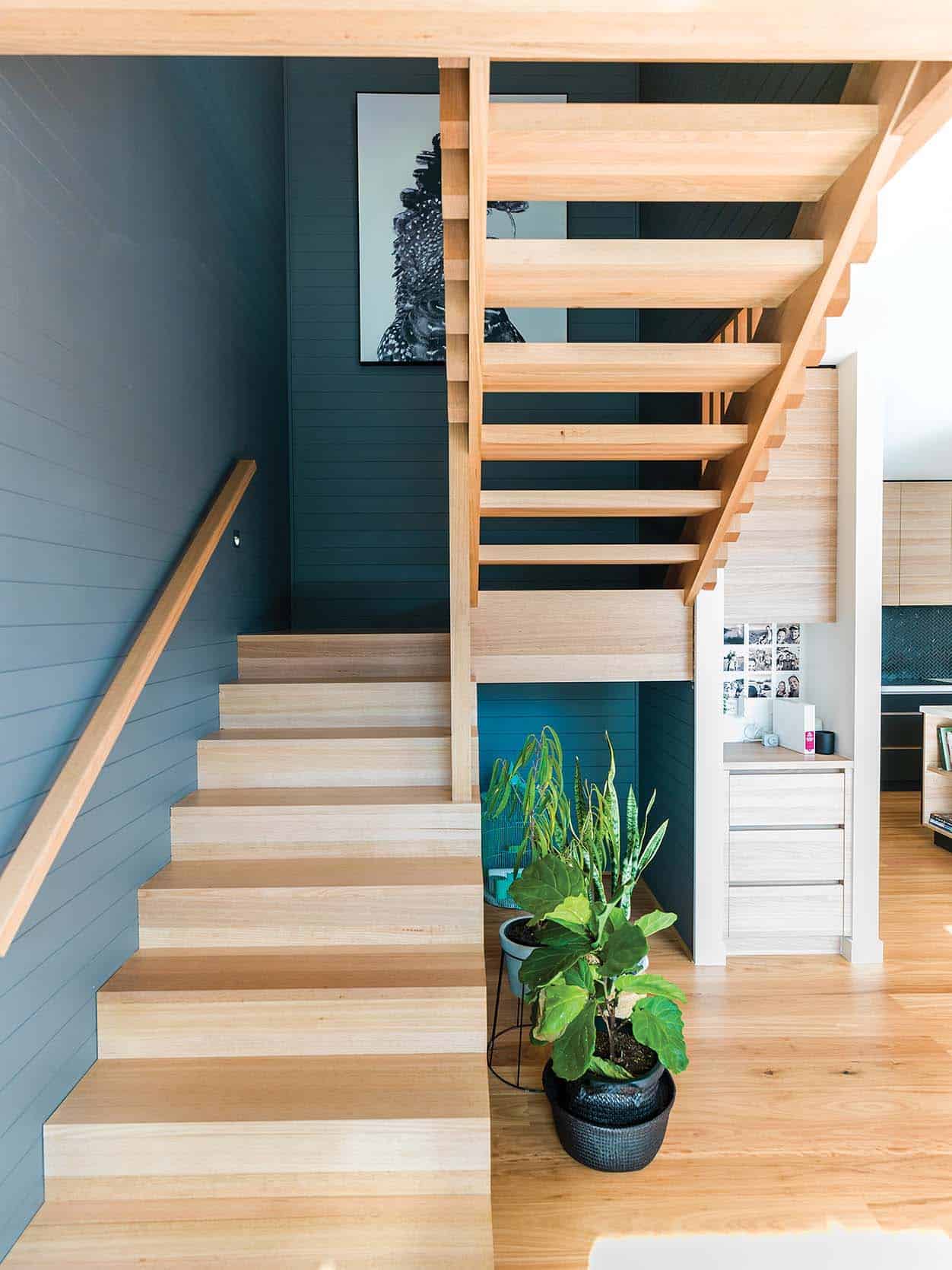 beachside-home-beach-style-staircase