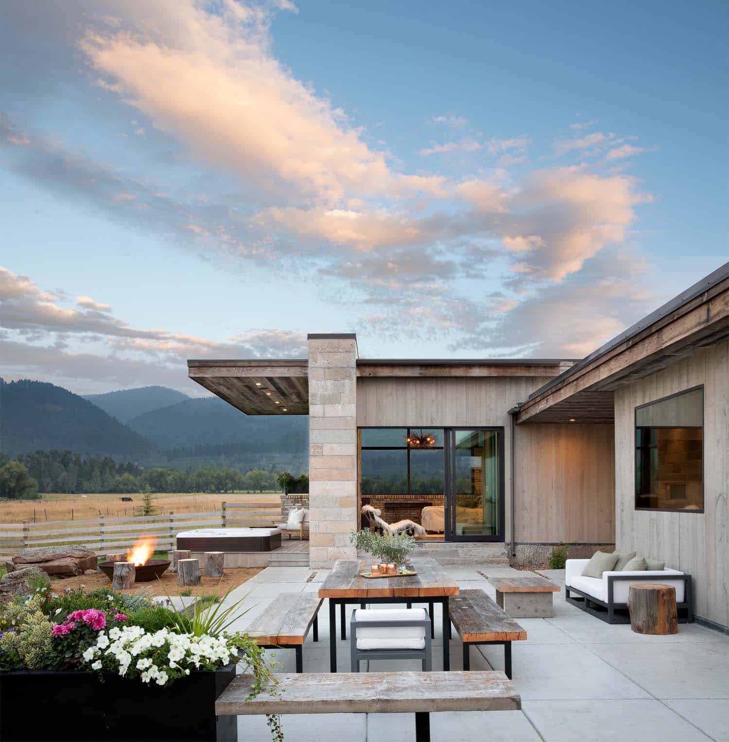modern-farmhouse-home-patio