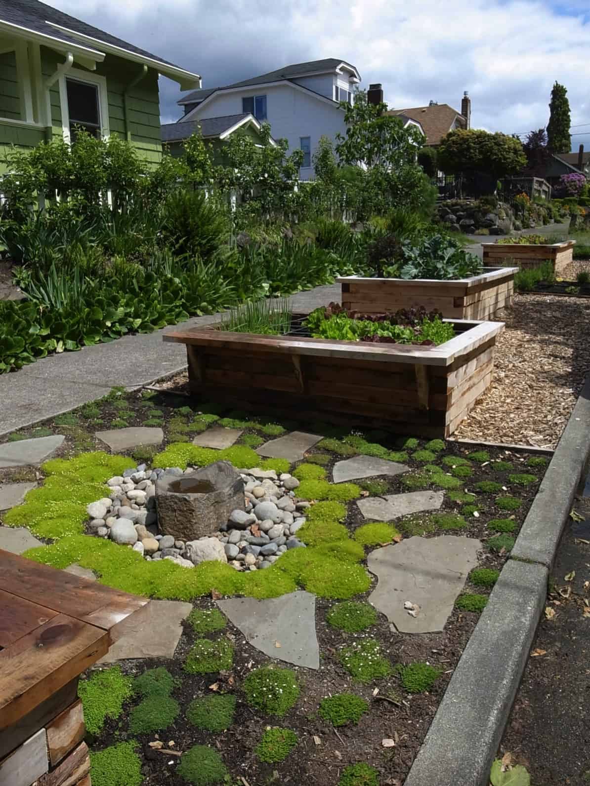 inspiring-vegetable-garden-ideas-juniper-wood-raised-beds