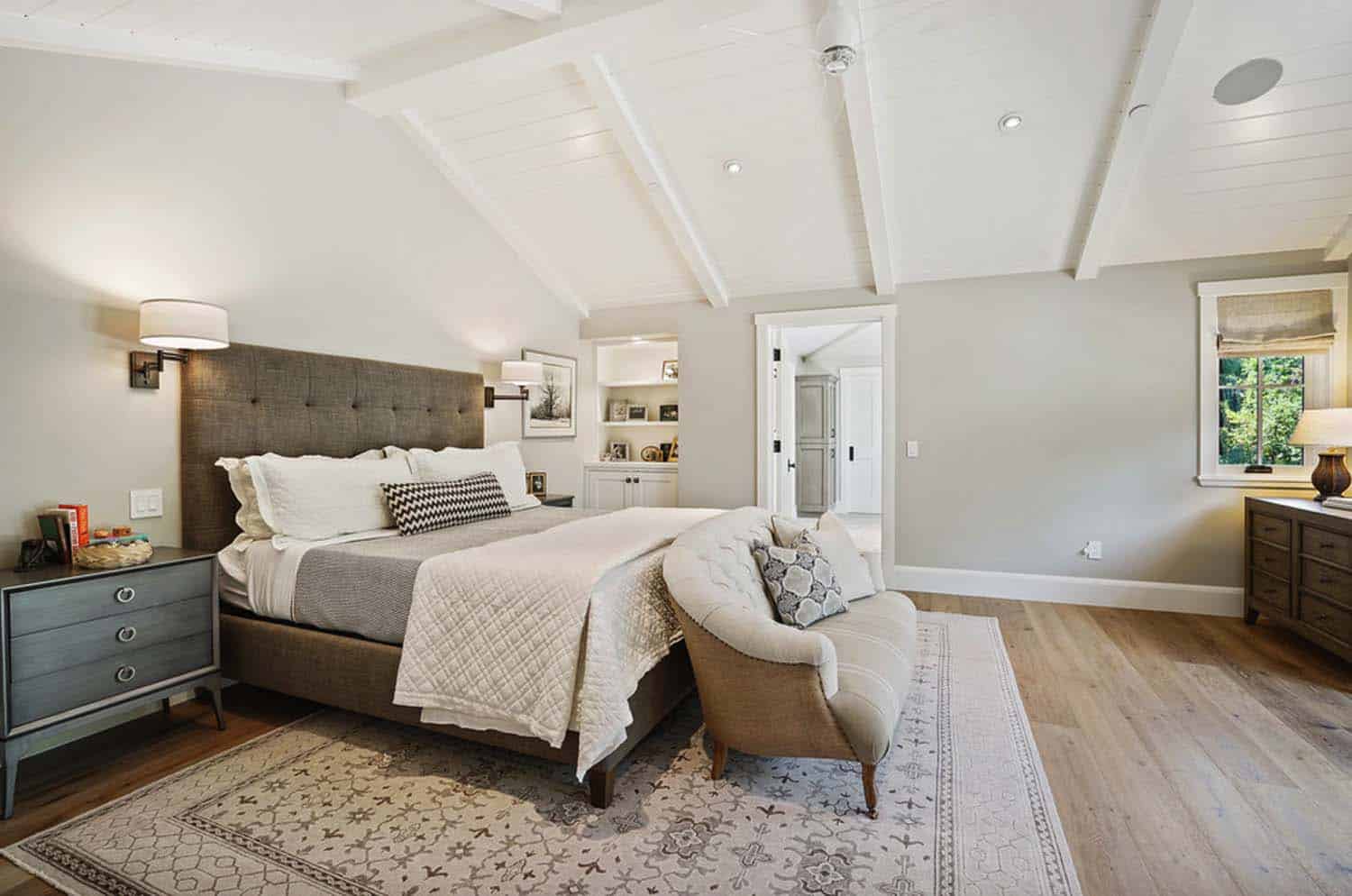 farmhouse-style-bedroom