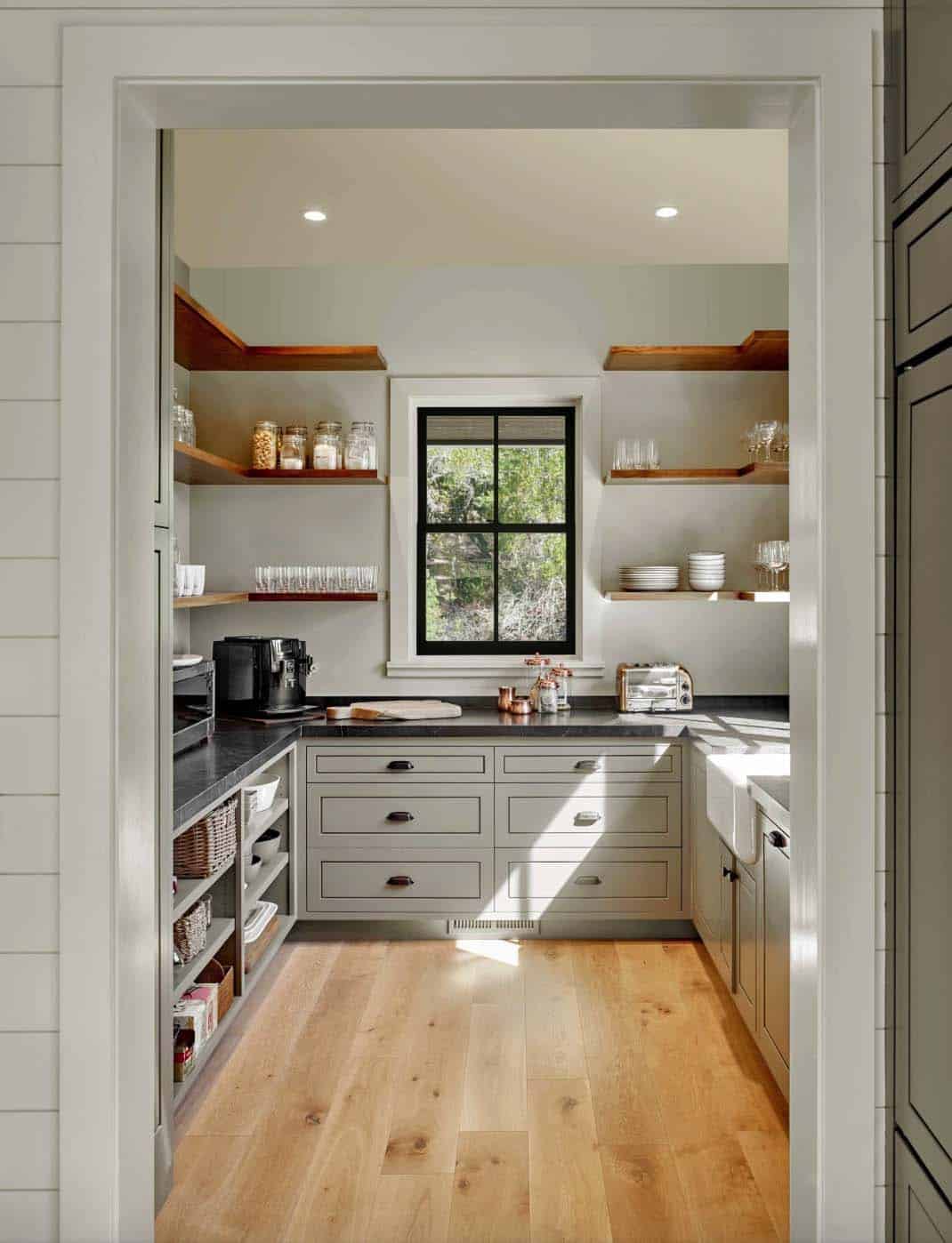 farmhouse-style-kitchen-pantry-ideas
