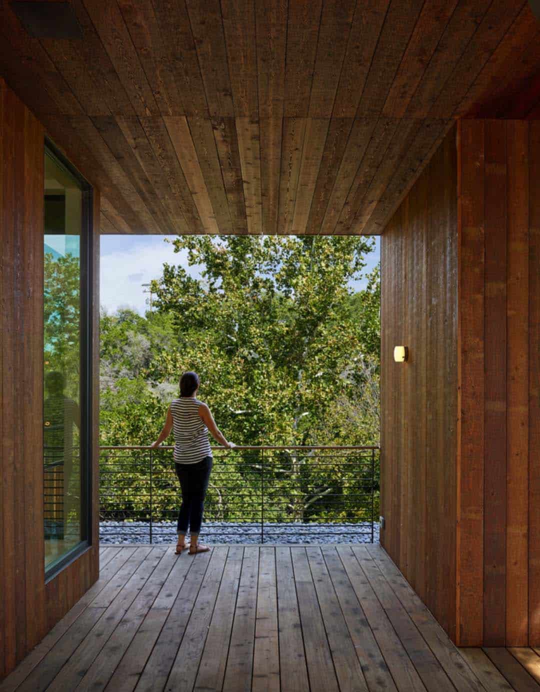 contemporary-energy-efficient-home-outdoor-deck