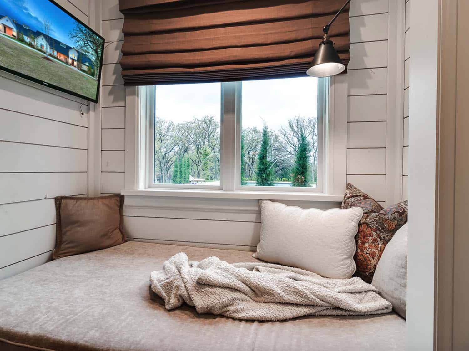 modern-farmhouse-bedroom-window-seat