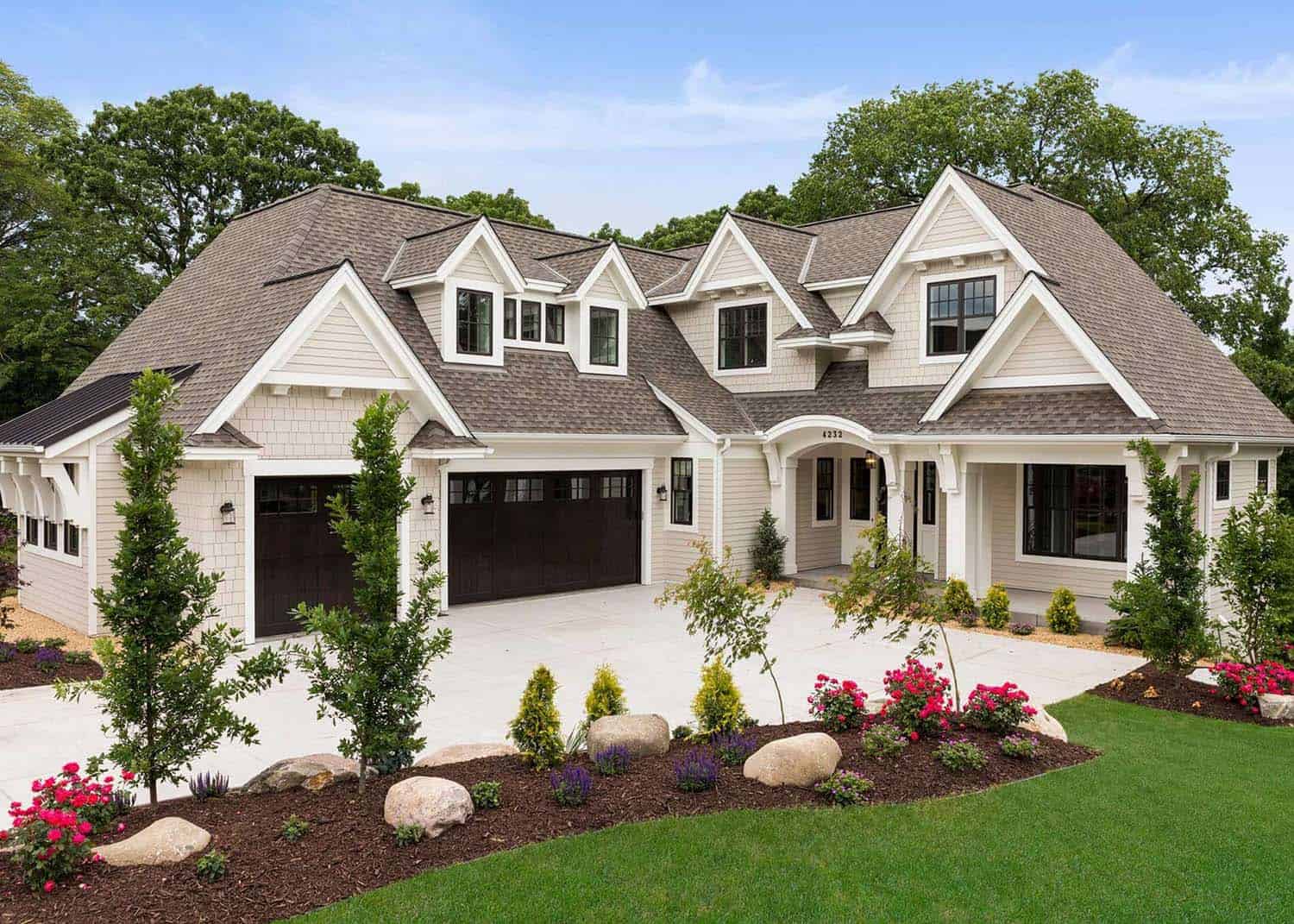 midwest-home-luxury-tour-beach-style-exterior