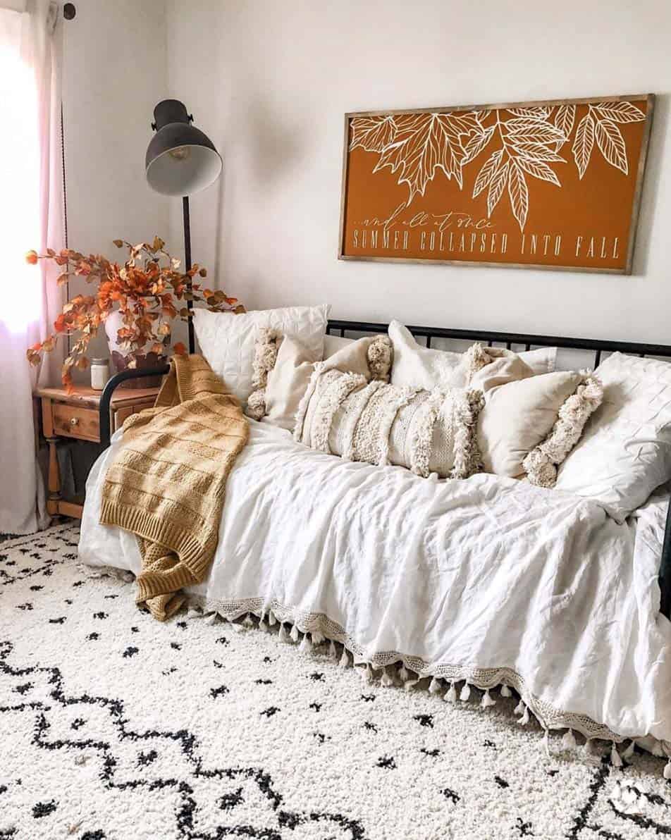 cozy-farmhouse-fall-decor-guest-bedroom