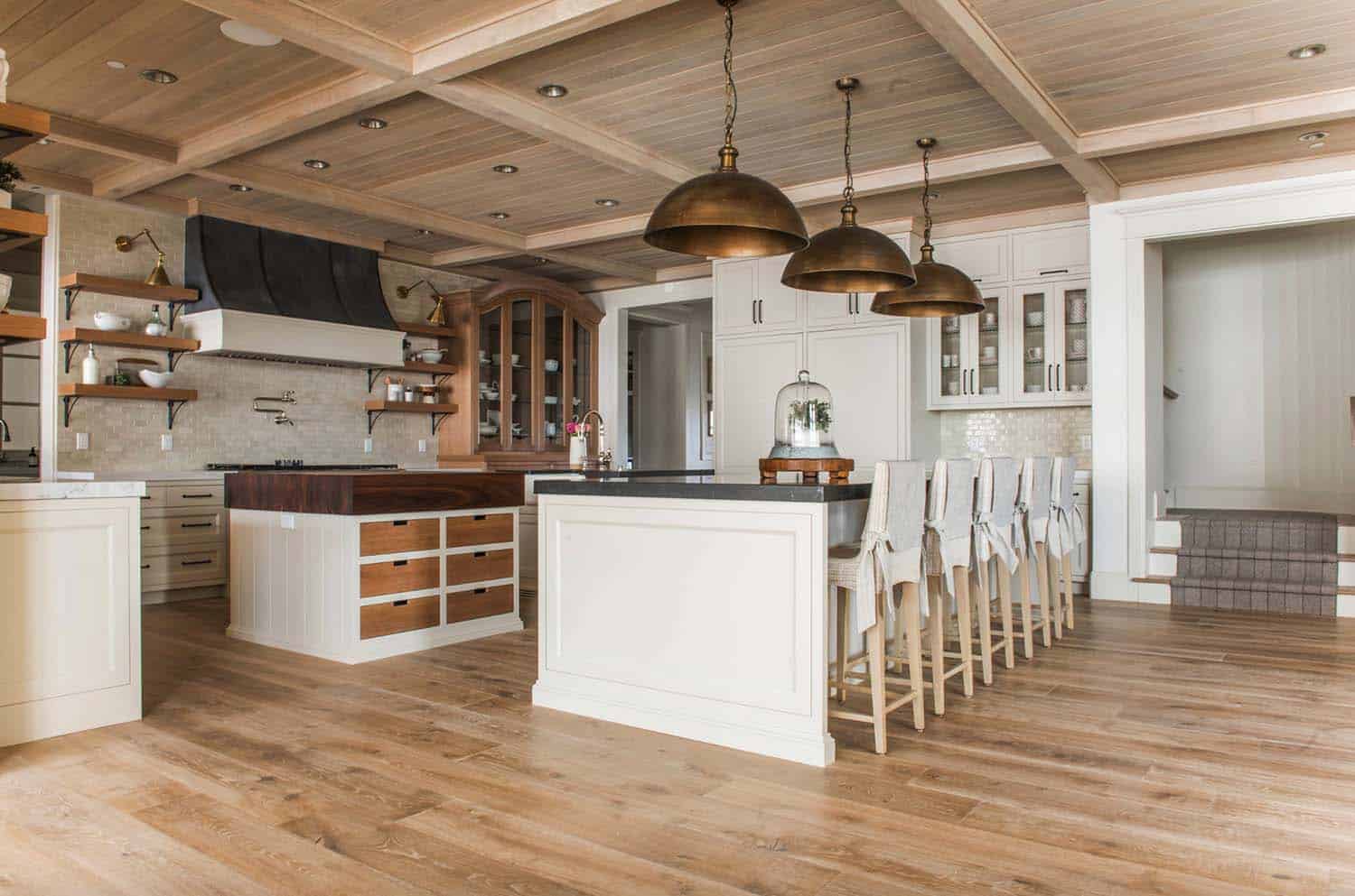 european-cottage-beach-style-kitchen
