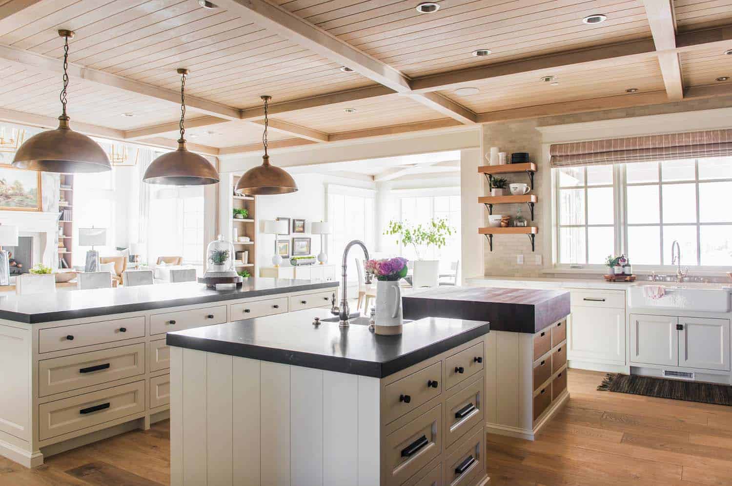 european-cottage-beach-style-kitchen