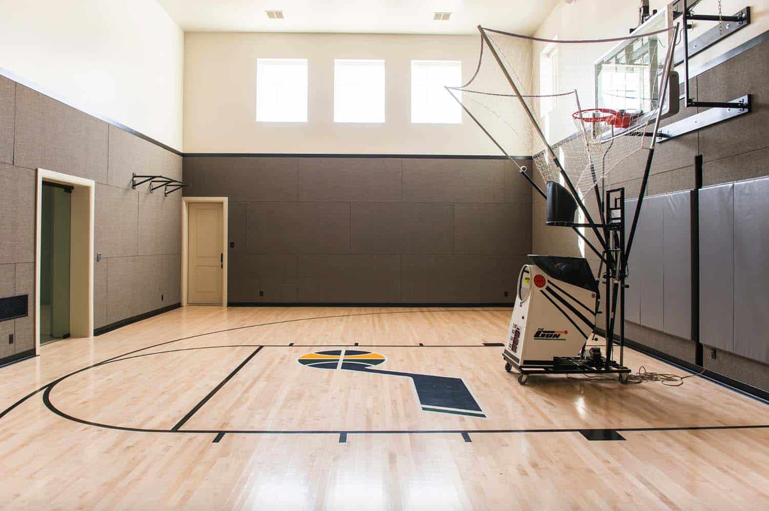traditional-home-gym-basketball-court