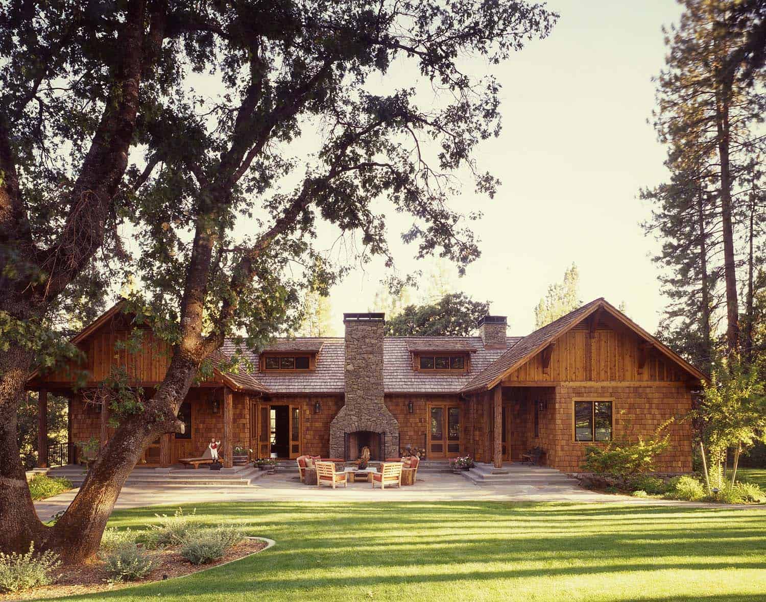 family-ranch-rustic-exterior