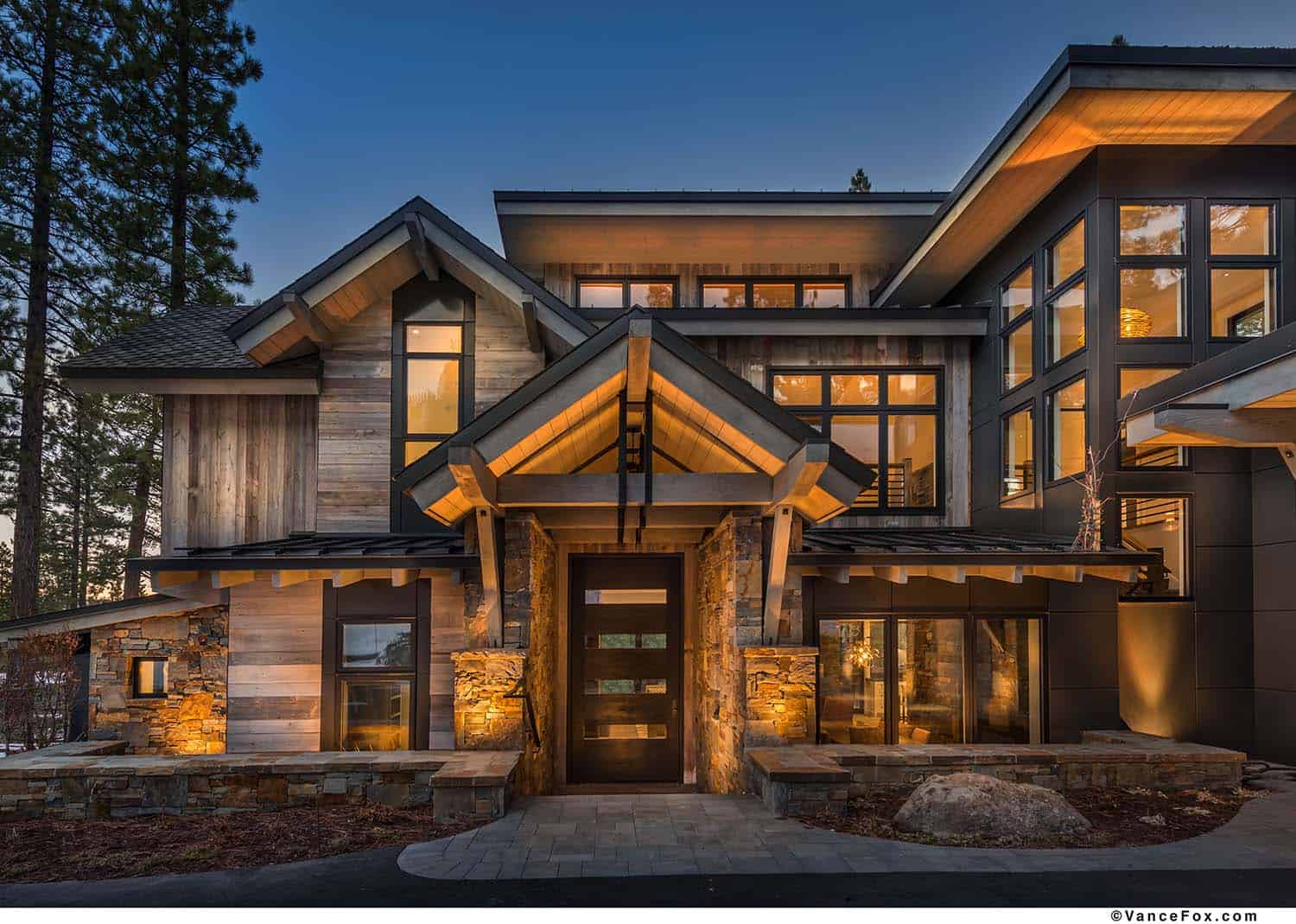 mountain-modern-cabin-exterior