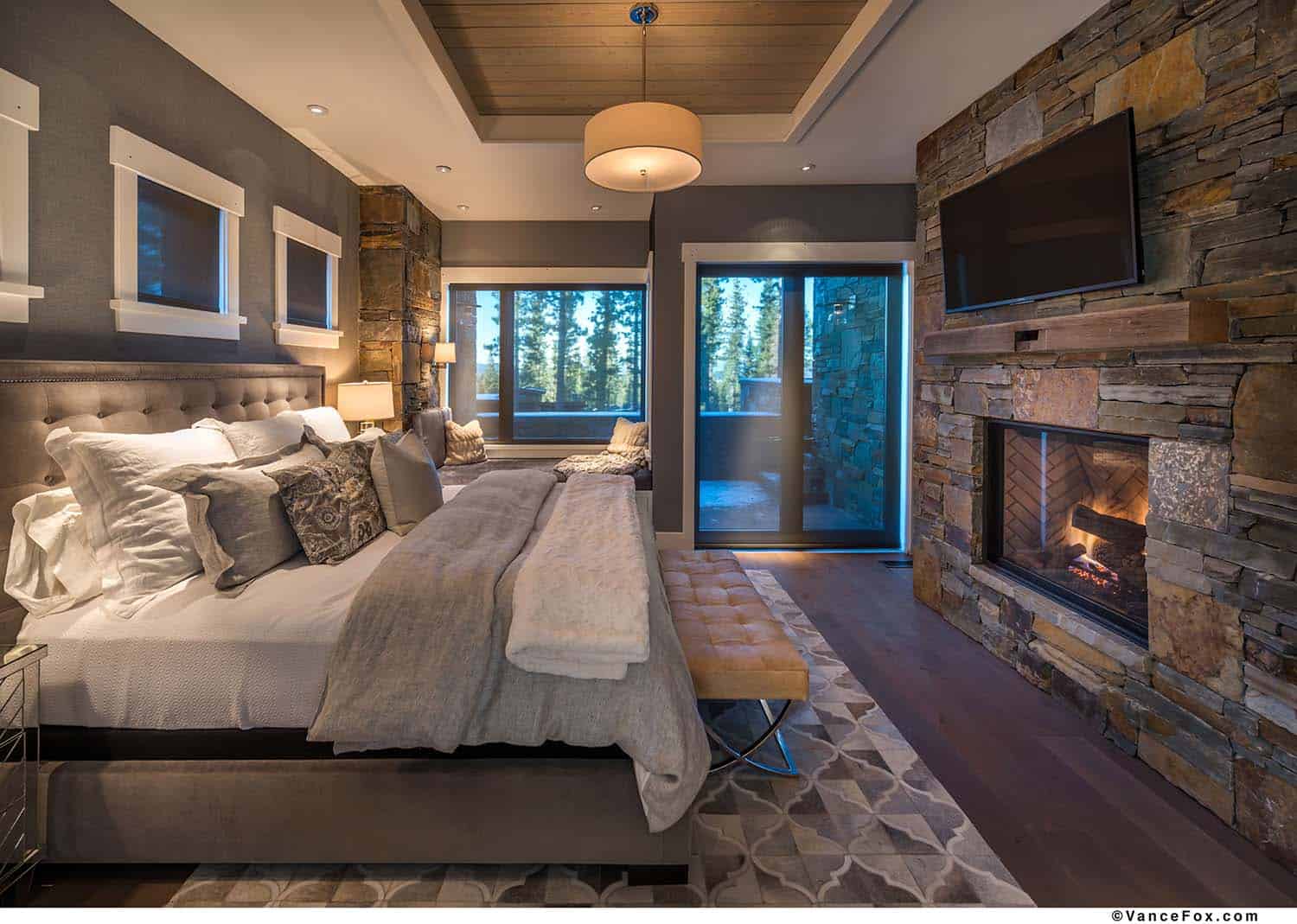 mountain-modern-cabin-bedroom