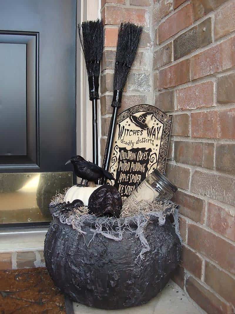 diy-halloween-decoration-outdoors-witches-cauldron
