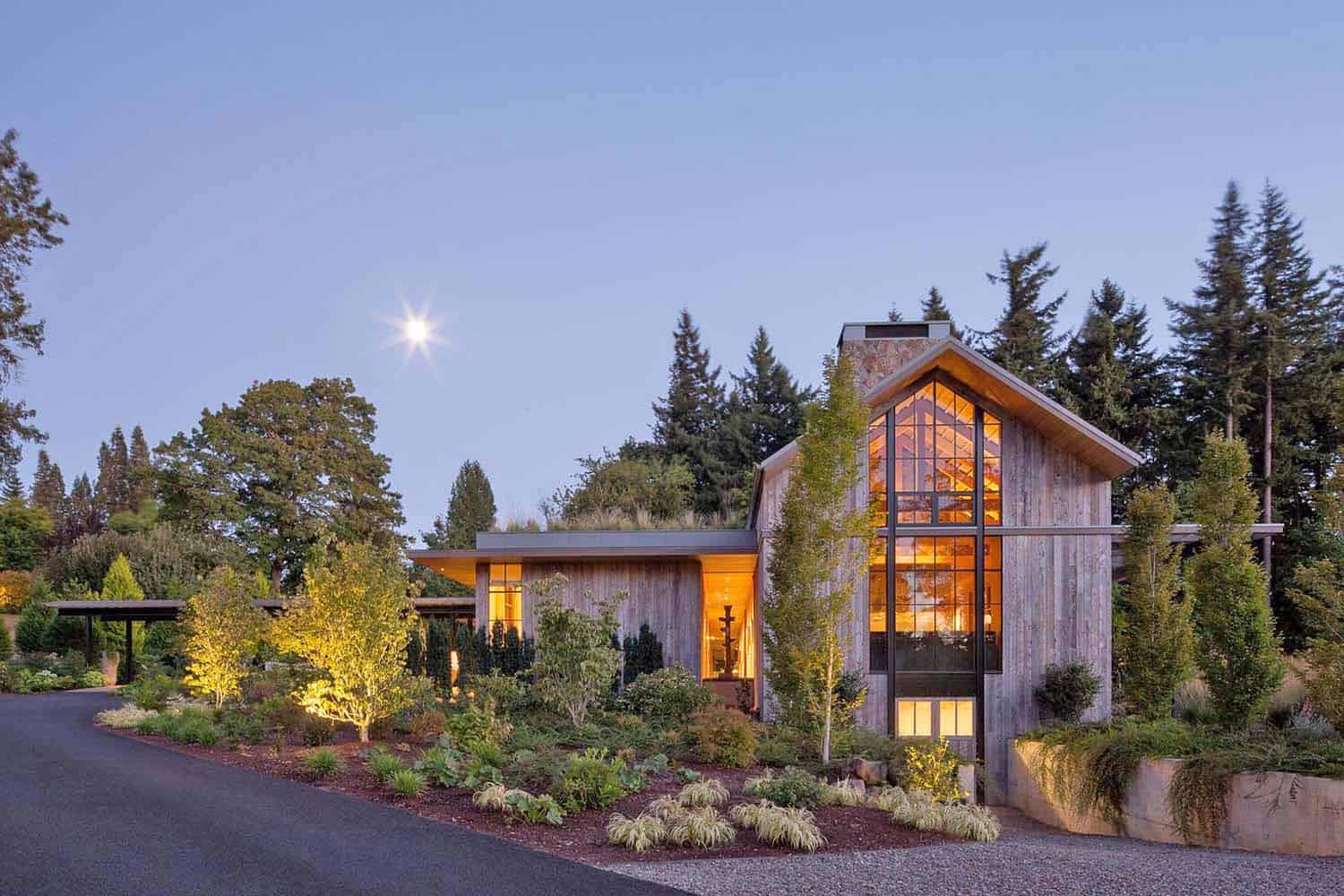 Gorgeous country home in Oregon features barn-like details