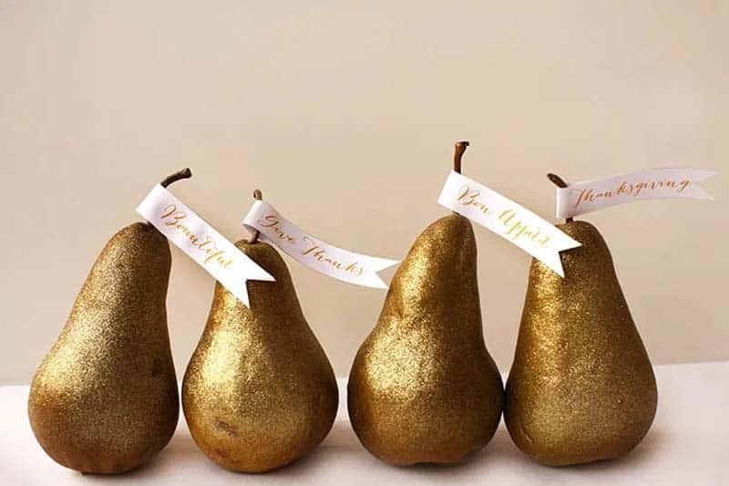 creative-thanksgiving-place-card-ideas-gold-pears
