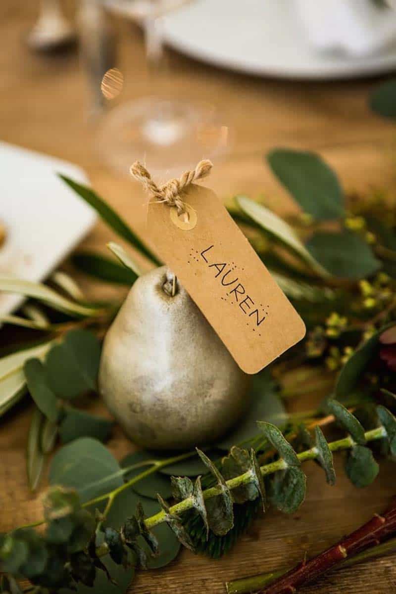 creative-thanksgiving-place-card-ideas-gold-pears