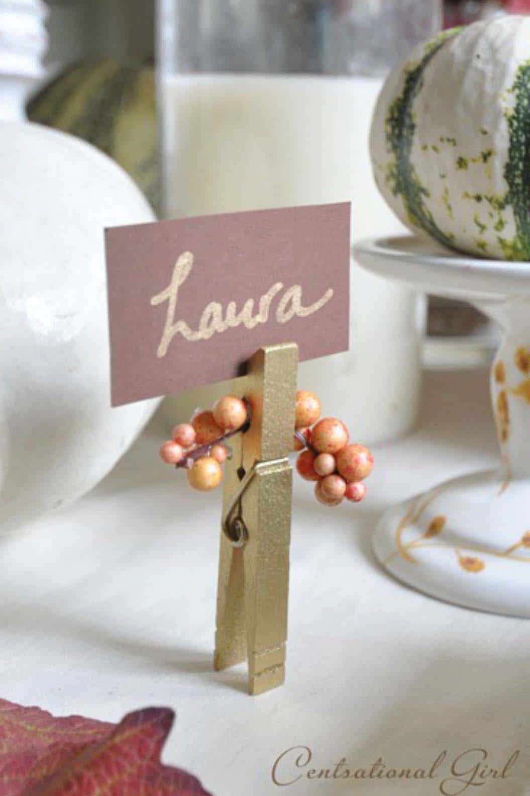 creative-thanksgiving-place-card-ideas-gold-painted-clothespin
