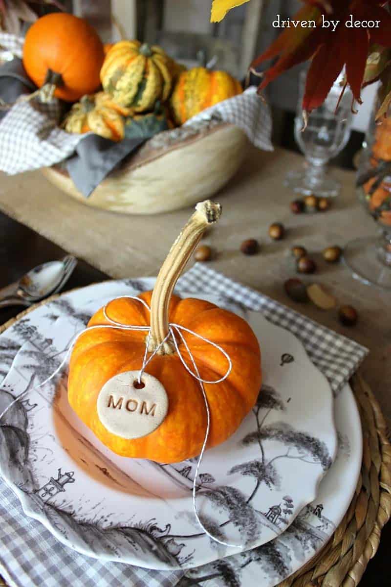 creative-thanksgiving-place-card-ideas-orange-pumpkin