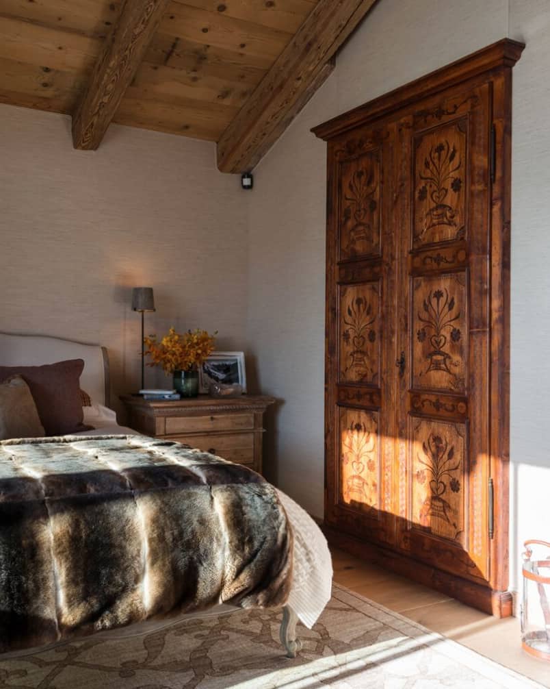 mountain-ski-chalet-bedroom